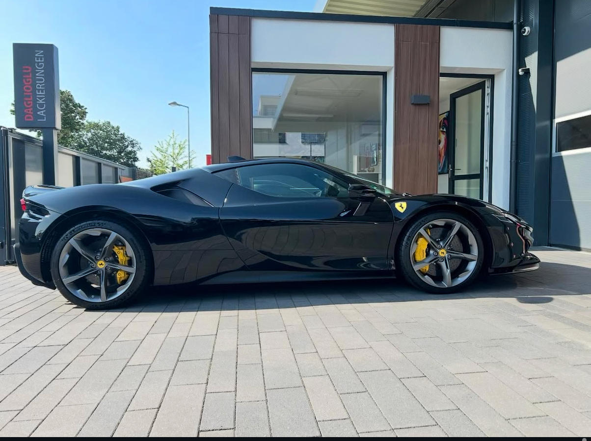 Ferrari SF90 bei Daglioglu Lackierungen